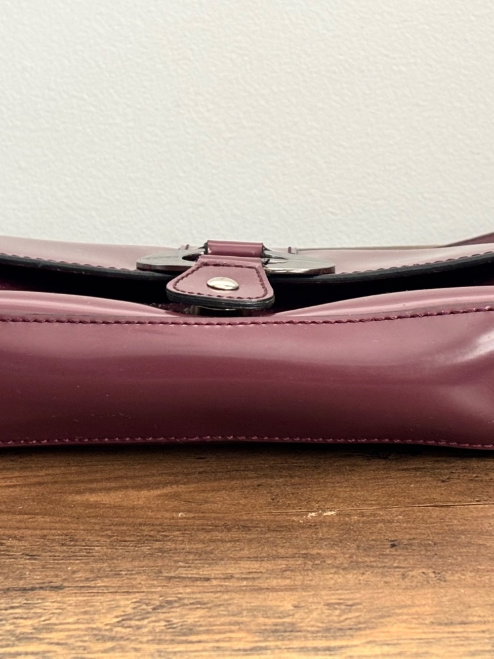 Vintage Y2K Guess Maroon Patent Finish Shoulder Bag Handbag Buckle Purse 2000's - Picture 6 of 15